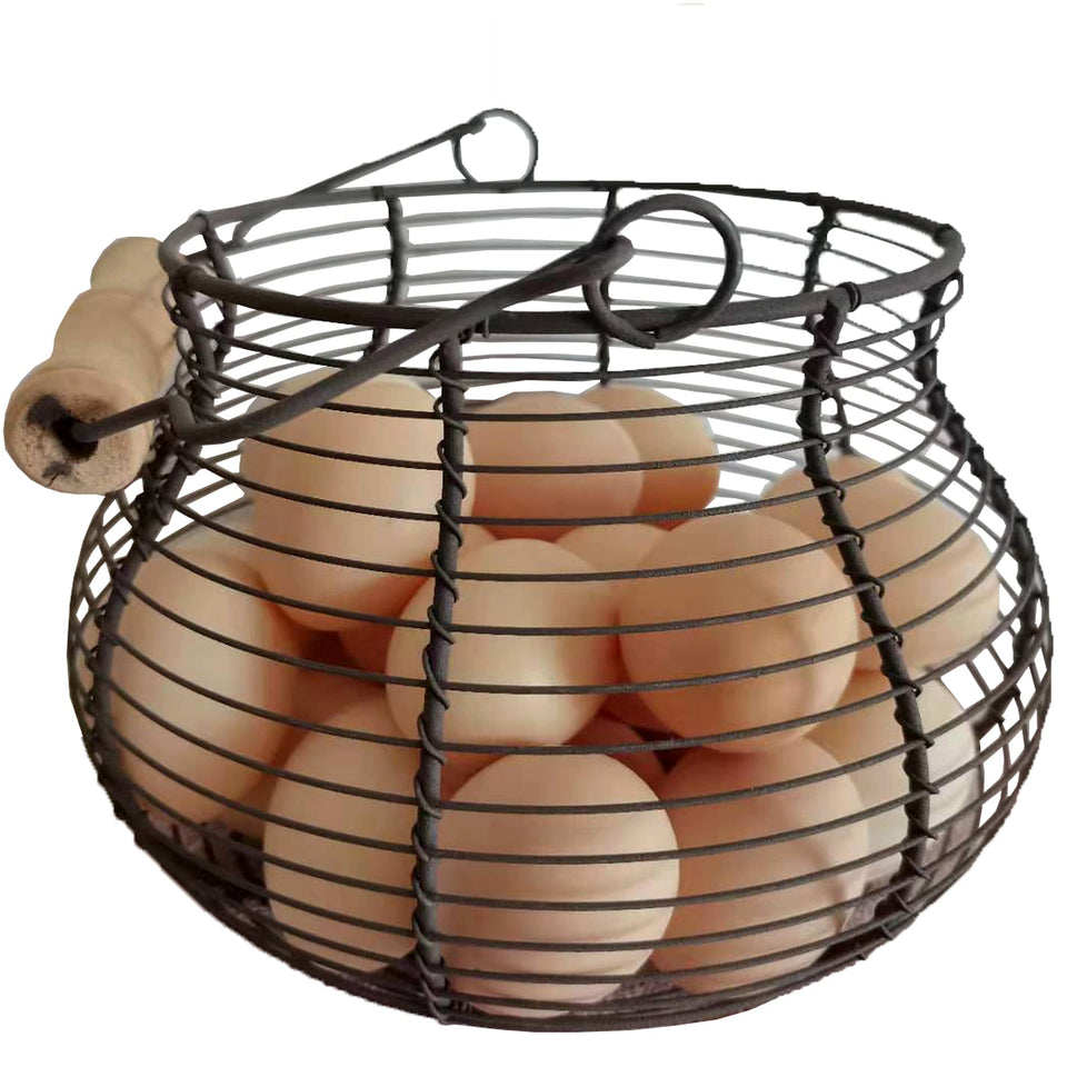 LINCOUNTRY Farmhouse Wire Egg Basket with Handle for gathering eggs on the kitchen counter.