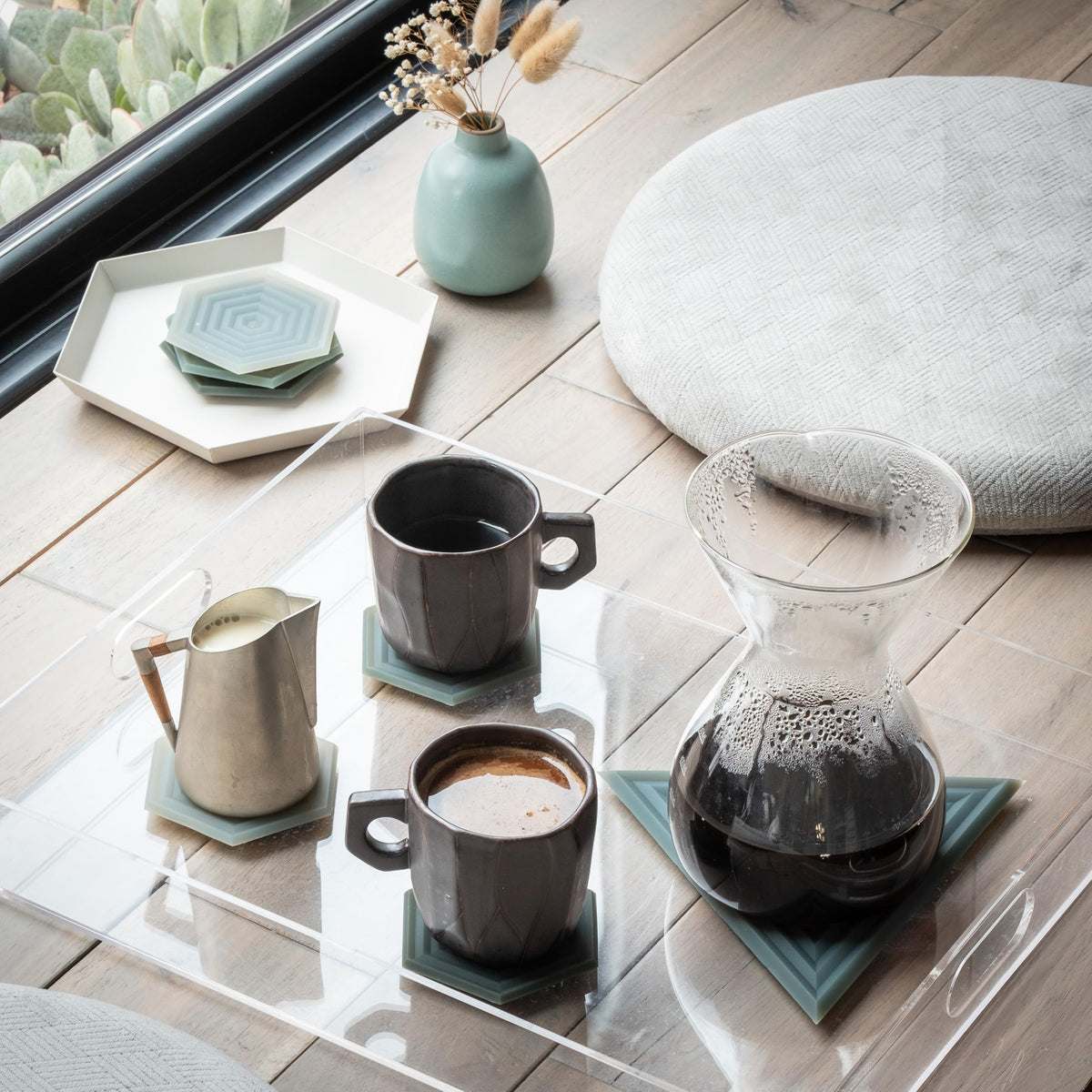 LINE+ARC no-cling ridges prevent coaster from sticking to cups.