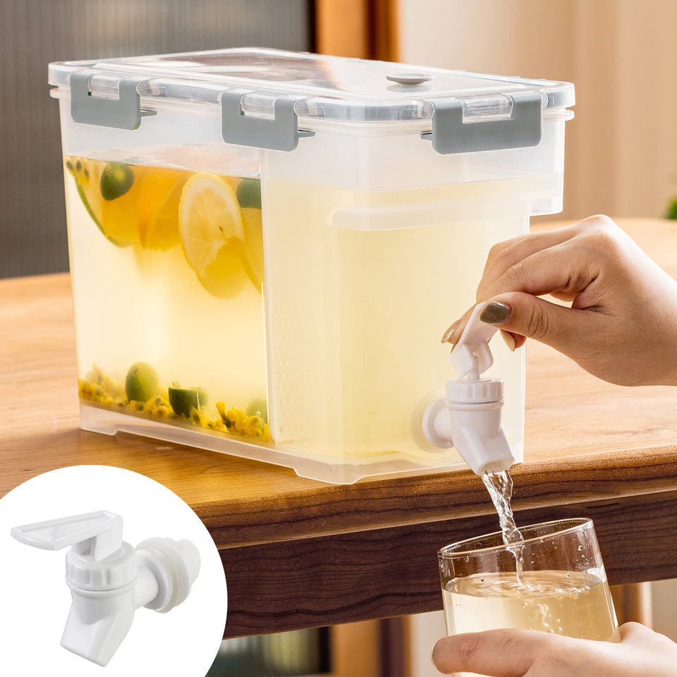 Lingerlanden cold kettle with faucet shows controlled pouring from a 6L dispenser.