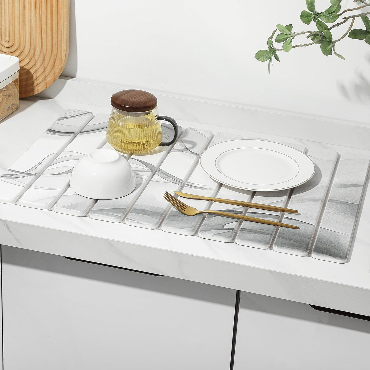 Linidcoud multipurpose mat serves as bath mat or plant saucer