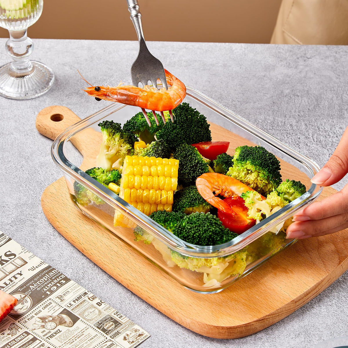 Liuruiyu 370ml rectangular container with lid keeps leftovers secure.