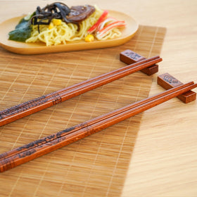 LIXTONGR wooden rest included for organized table setup