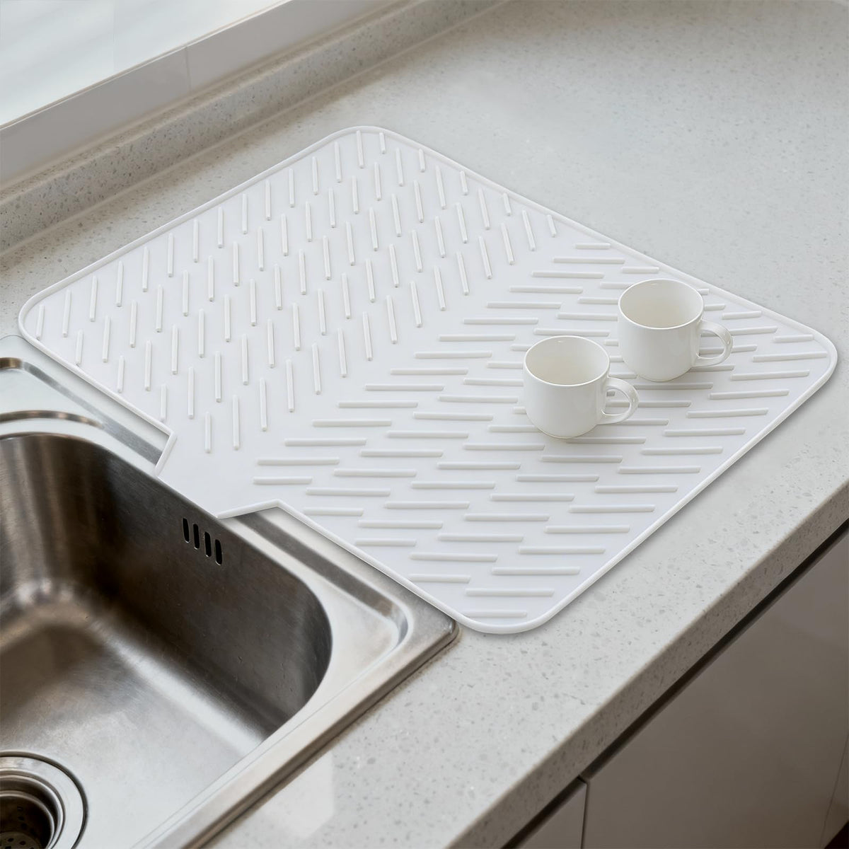 LKYLIVE silicone drying mat with built-in drain lip keeps countertops dry during air drying.