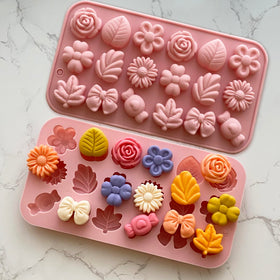 LLchunyun bow-tie mold for cake toppers and candies.