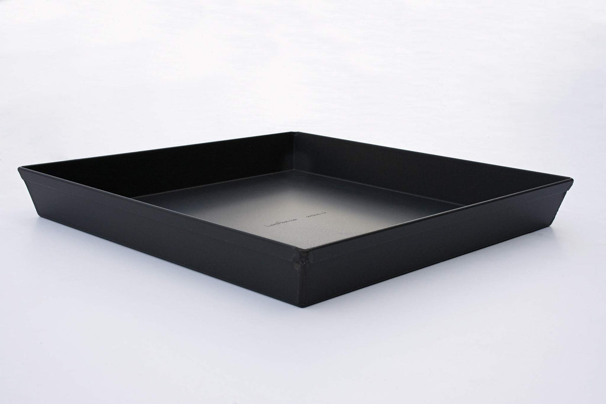 Close-up of the pan's double thick rim detail
