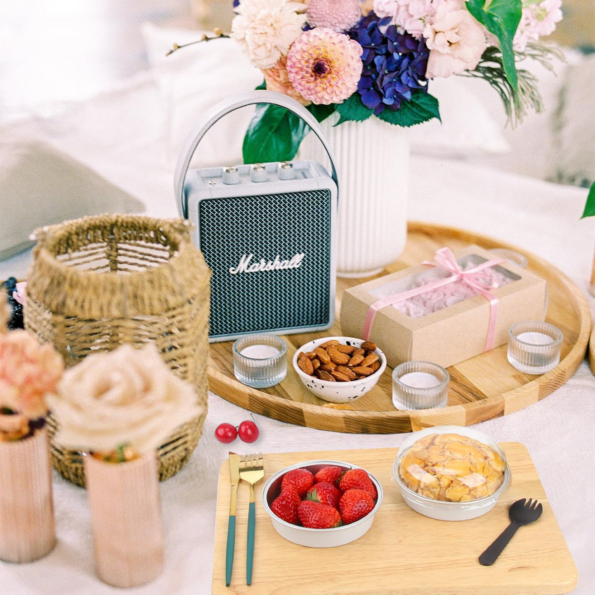 LNYZQUS clear dome lid keeps treats fresh and portable