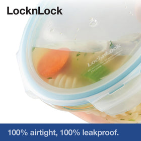 Closeup of the 4-hinge lid system on the LocknLock pie dish