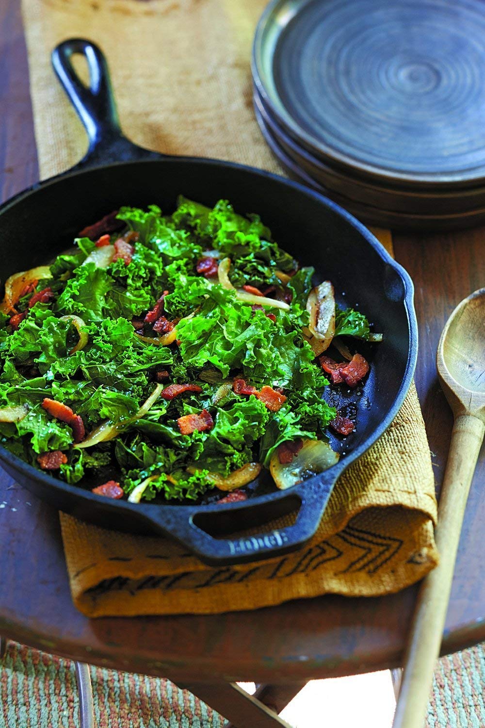Lodge skillet with pour spouts for controlled pouring