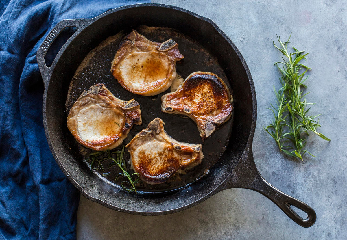 Lodge seasoned cast iron skillet heat retention supports even searing