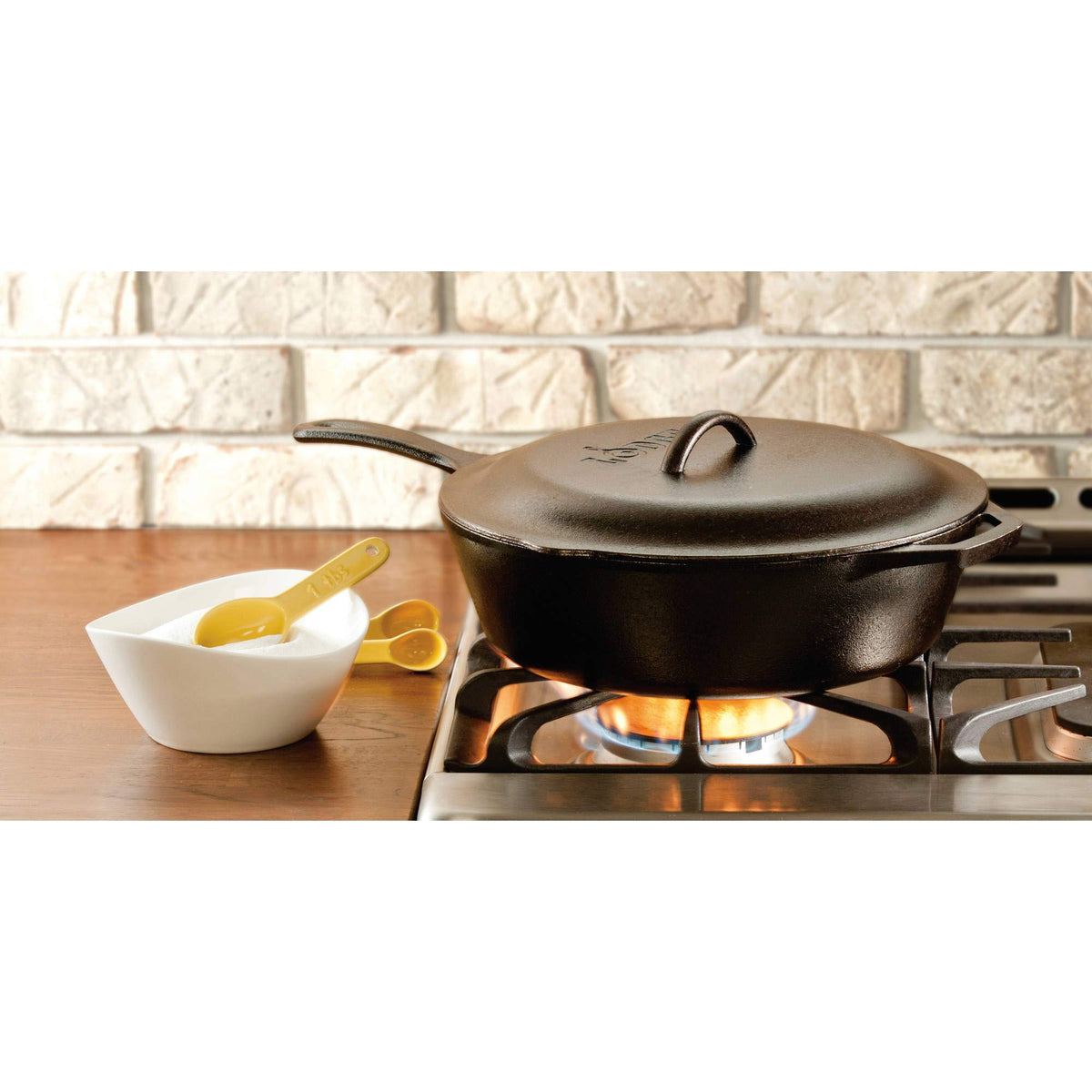 Lodge signature teardrop handle skillet, easy lifting from stove to oven