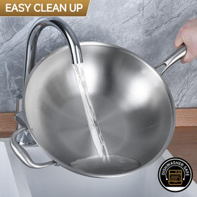 LOLYKITCH oven-safe wok with flat base for versatile cooking setups.