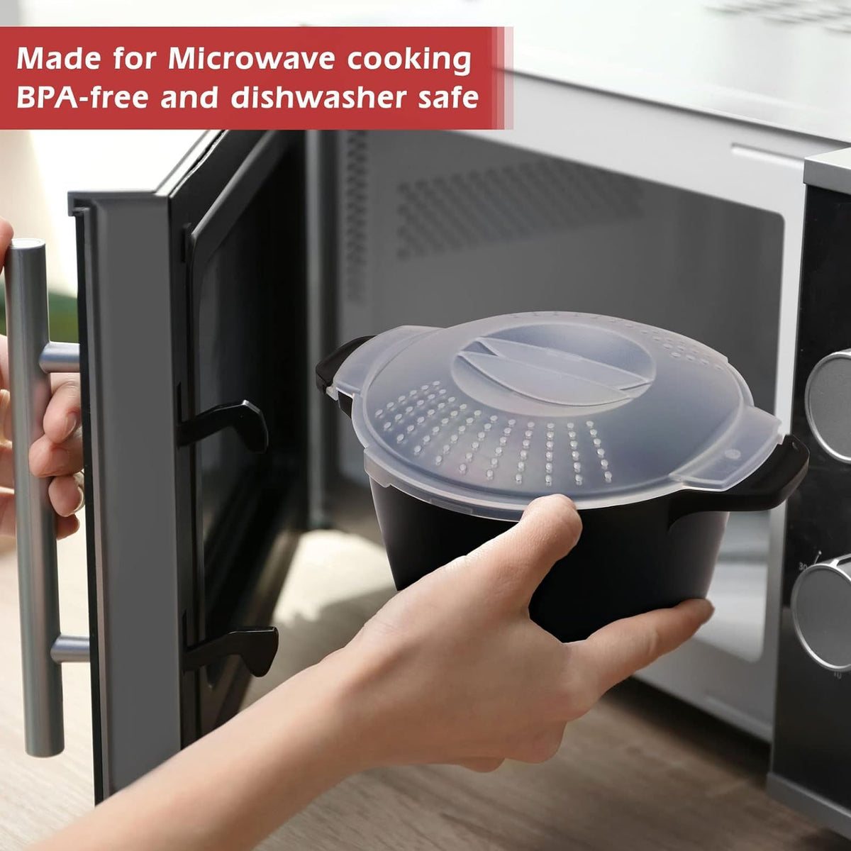 Longmann Pamperεd Chεf locking lid design shown during microwave use