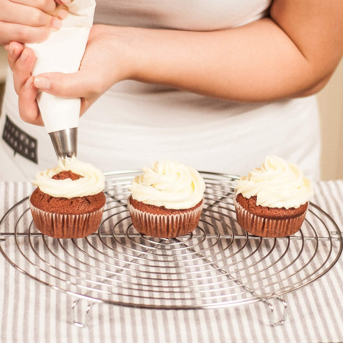 LoveBB disposable bags enable mess-free cookie and cake decorating.
