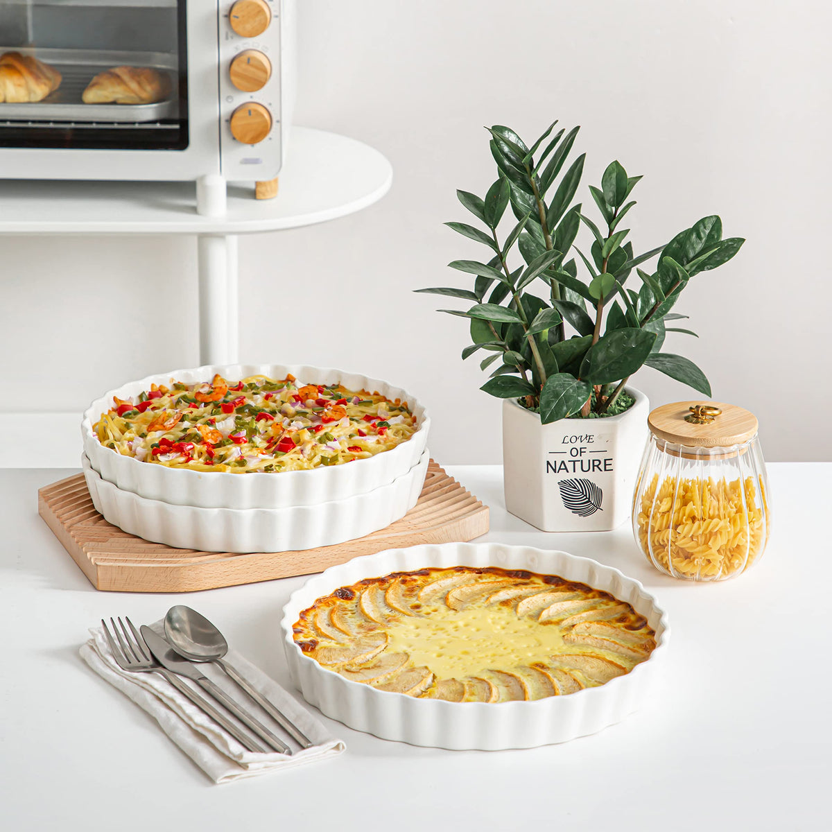 LOVECASA holiday pie pan is ideal for festive desserts.