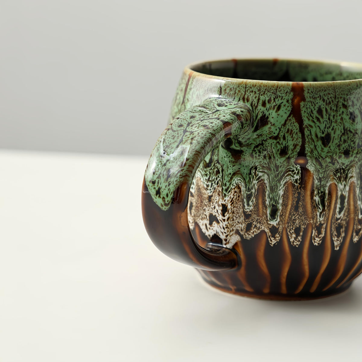 lpylxingyan ergonomic-handle mug provides a secure, comfortable grip for long sips