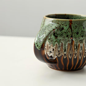 lpylxingyan ergonomic-handle mug provides a secure, comfortable grip for long sips