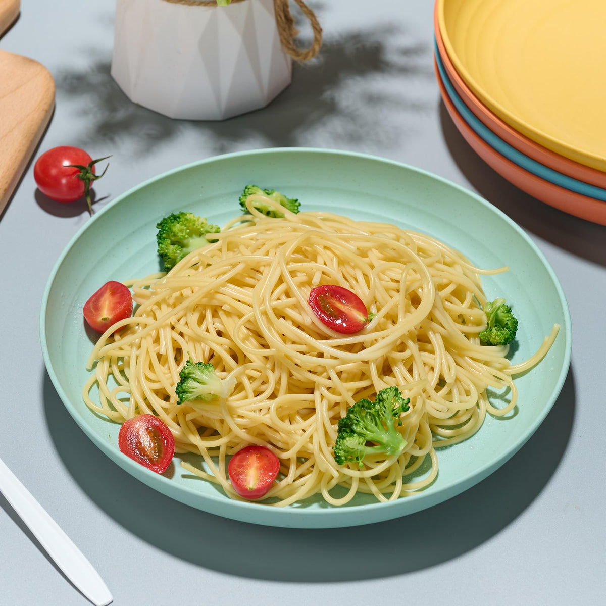 Luckore light-green plate close-up demonstrates kid-friendly, shatter-resistant diningware.
