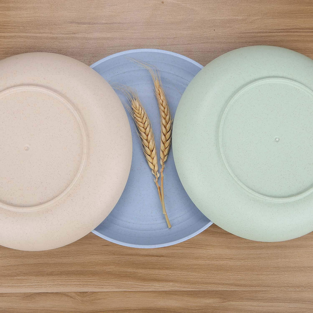 LuckyZone four-pack wheat straw plates ready for family meals