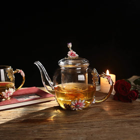 Luka Tech glass teapot with clear-crystal finish showcases craftsmanship for sharing tea.