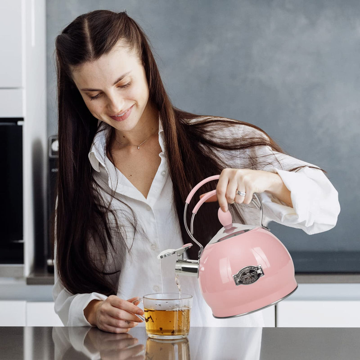 Luxgrace 2.6 Qt kettle with whistle alert during boil.