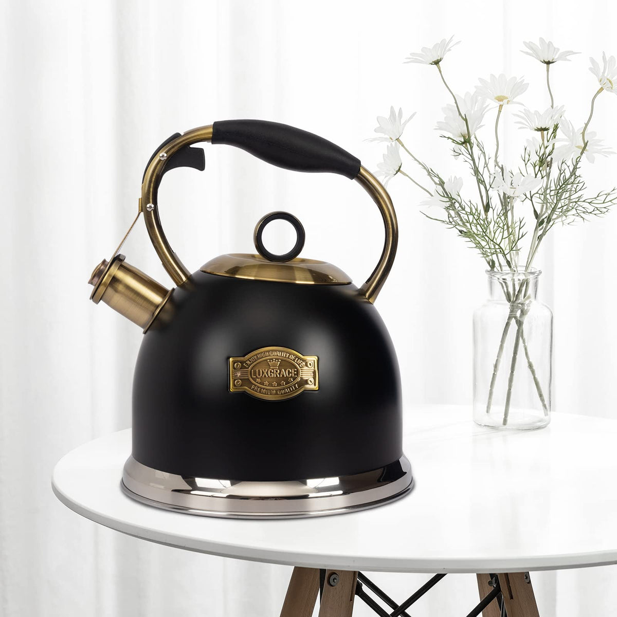 LUXGRACE tea kettle one-handed trigger enables easy pouring.