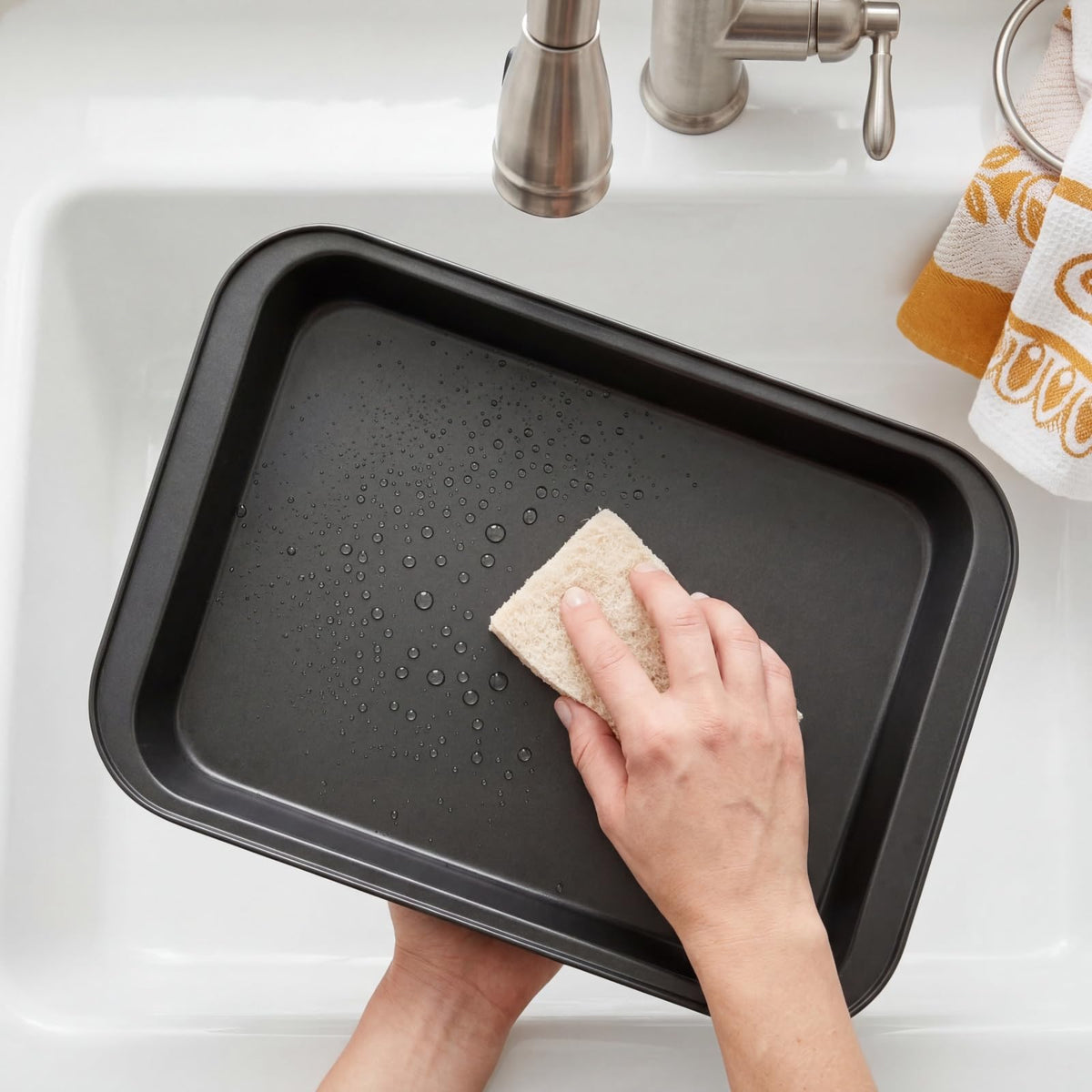Lyellfe carbon steel bakeware emphasizes durability and warp resistance during busy weekends.