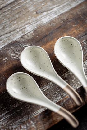 LYEOBOH non-slip glaze ensures comfortable grip during meals.