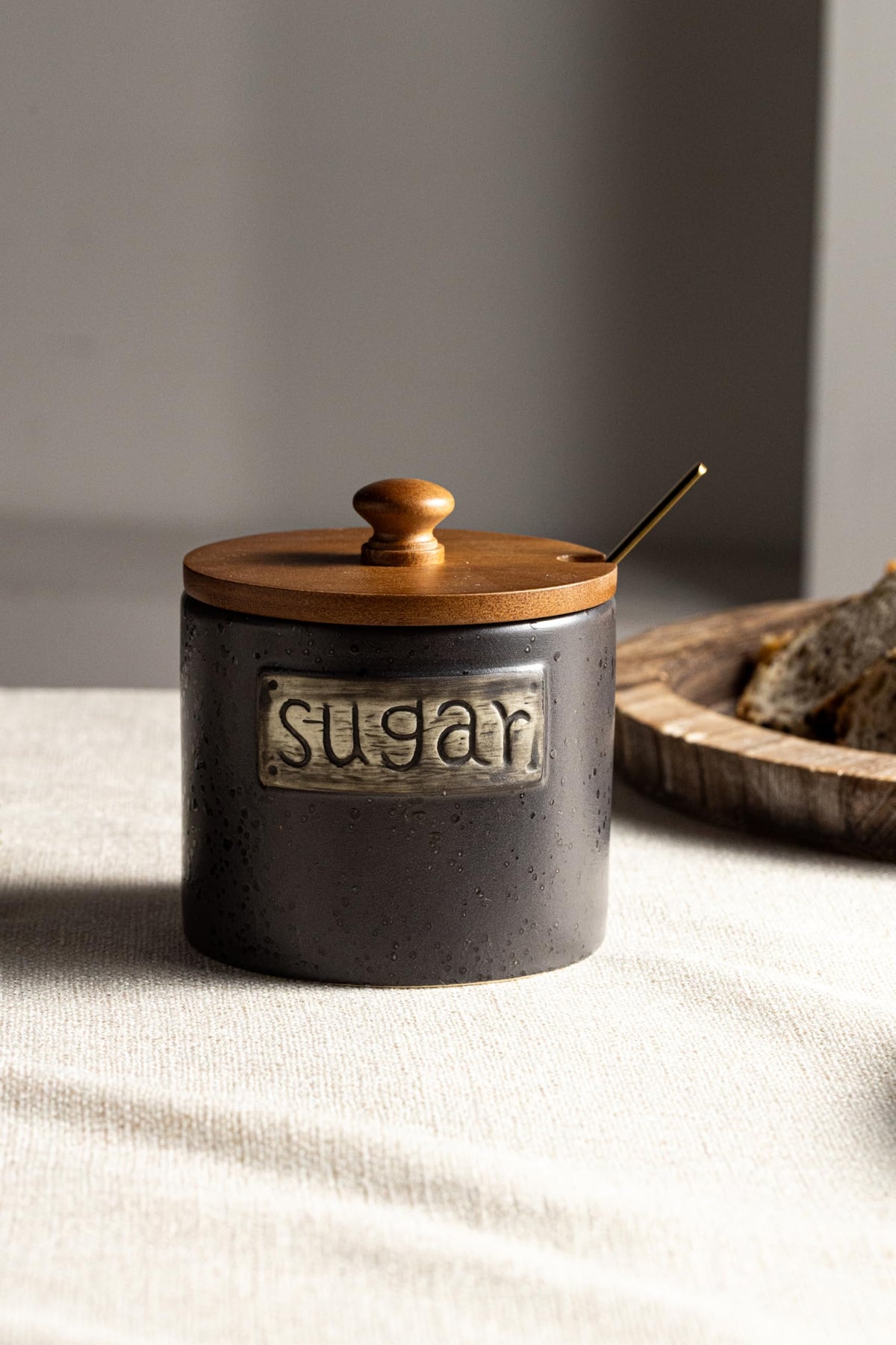 LYEOBOH porcelain sugar pot makes a stylish, versatile gift option