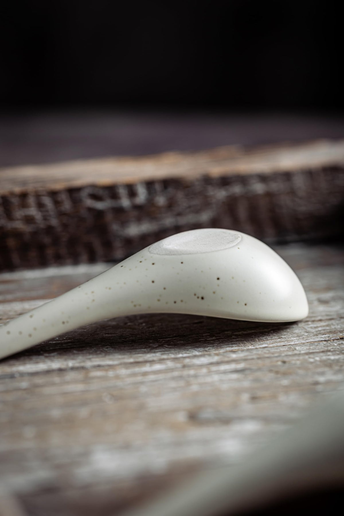 LYEOBOH white and brown porcelain spoons add rustic decor.