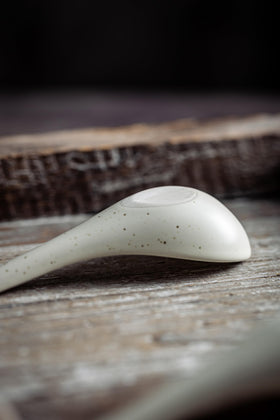 LYEOBOH white and brown porcelain spoons add rustic decor.