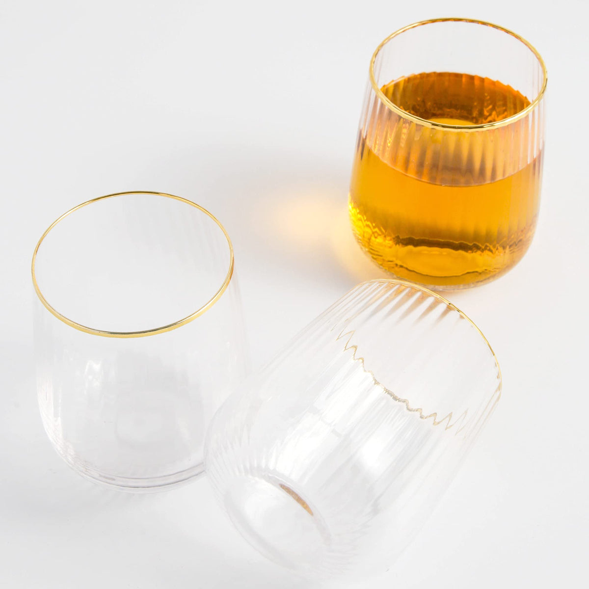 Lysenn gold rim detail elevates formal gatherings and special occasions.