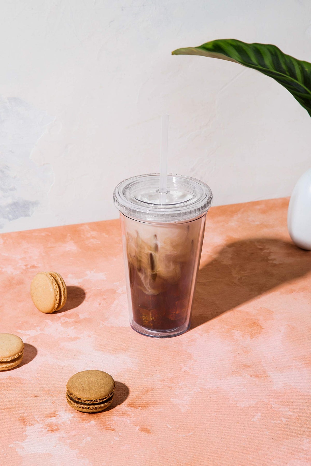 Maars Classic Clear Tumbler with double-wall insulation keeps drinks cooler longer.