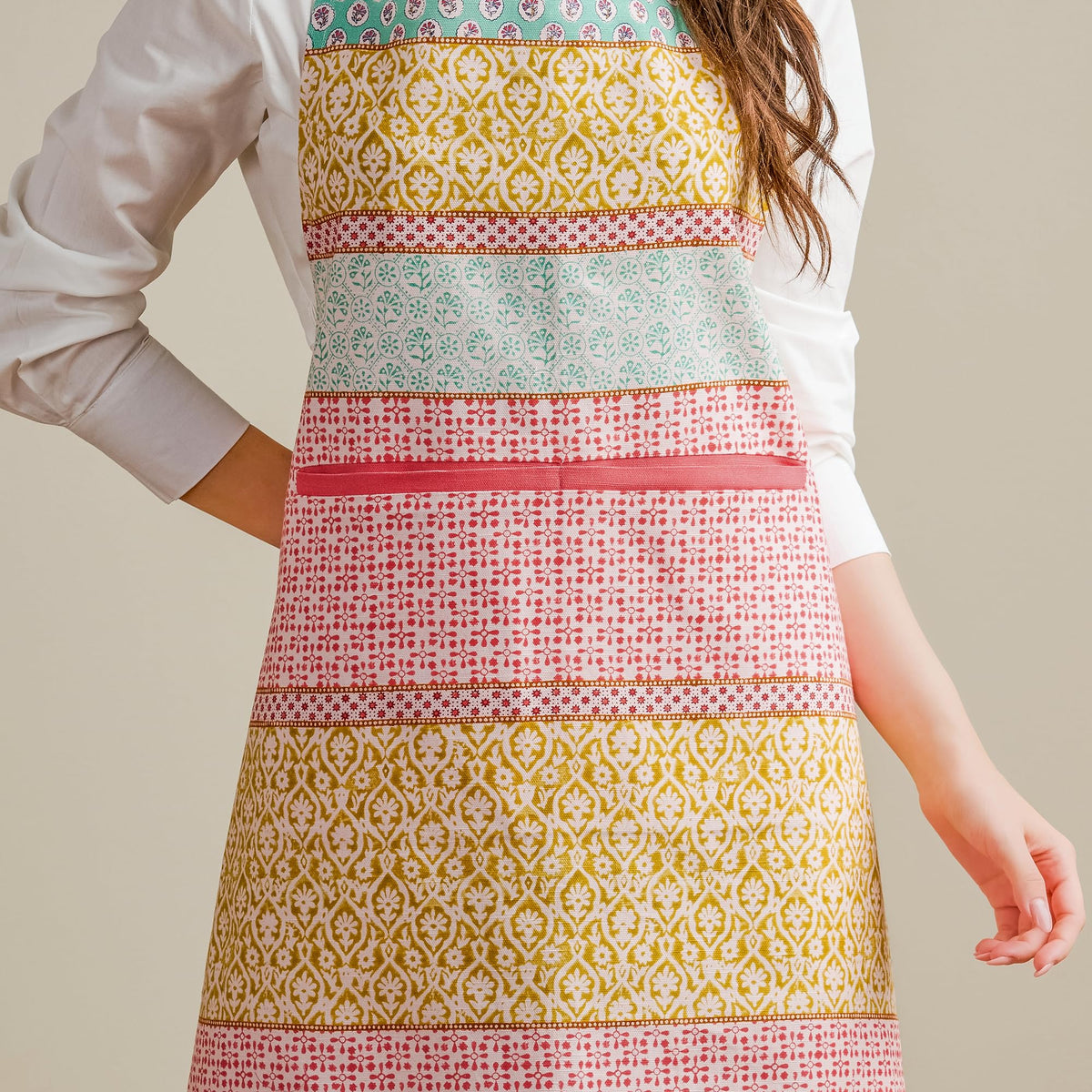 Maison d' Hermine multiuse apron suitable for cooking, gardening, or serving.