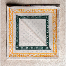 Maison d'Herm ine napkins offer reusable elegance for daily meals.