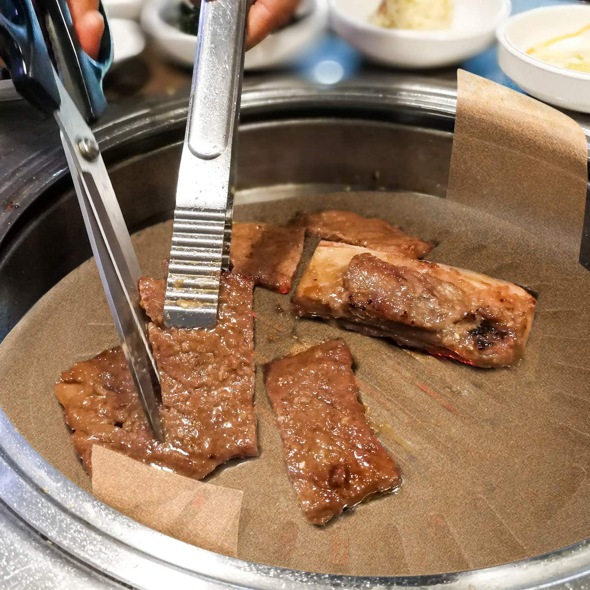 Maitys lift-tabs design simplifies removing cakes from pans.