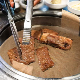 Maitys lift-tabs design simplifies removing cakes from pans.
