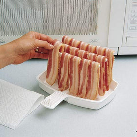 MAKIN BACON dishwasher-safe dish for easy cleanup after crispy bacon