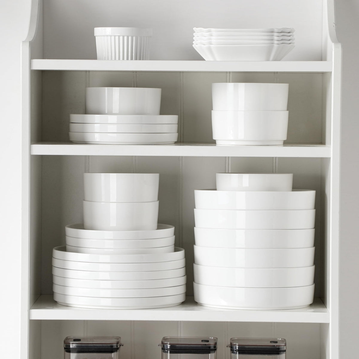 MALACASA Leah modern edge plate design on a contemporary table.