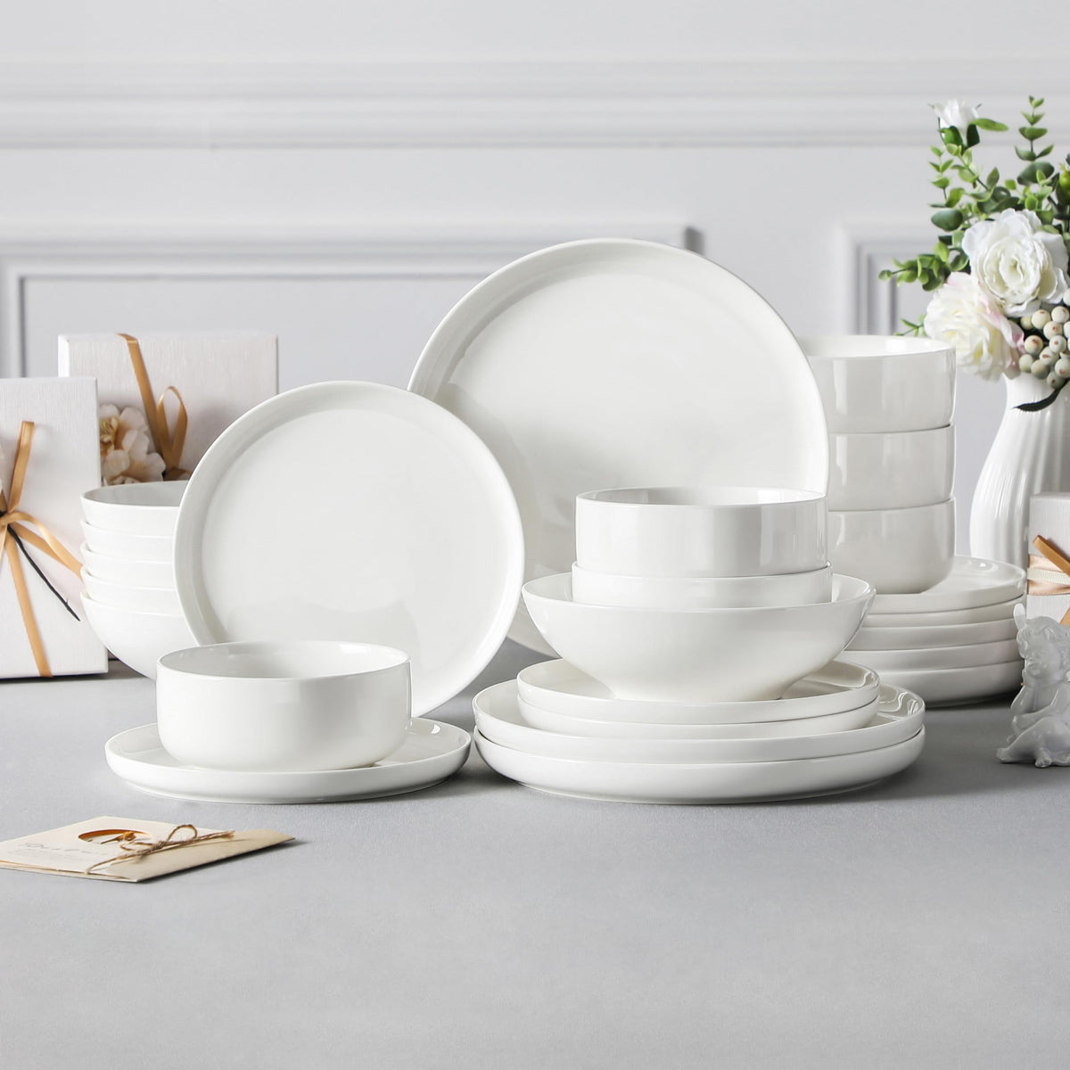 MALACASA LUNA stack of dishes illustrating space-saving storage