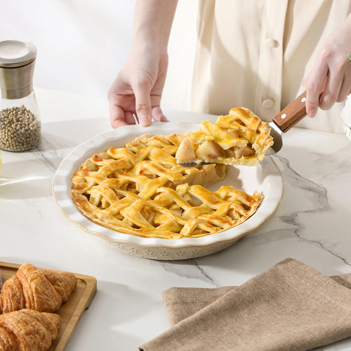 MALACASA LYDIA pie pan makes a refined gift for bakers.