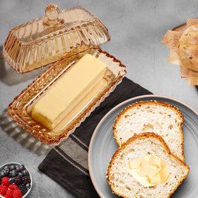 Mamalucky glass butter dish with transparent lid for dust-free viewing.