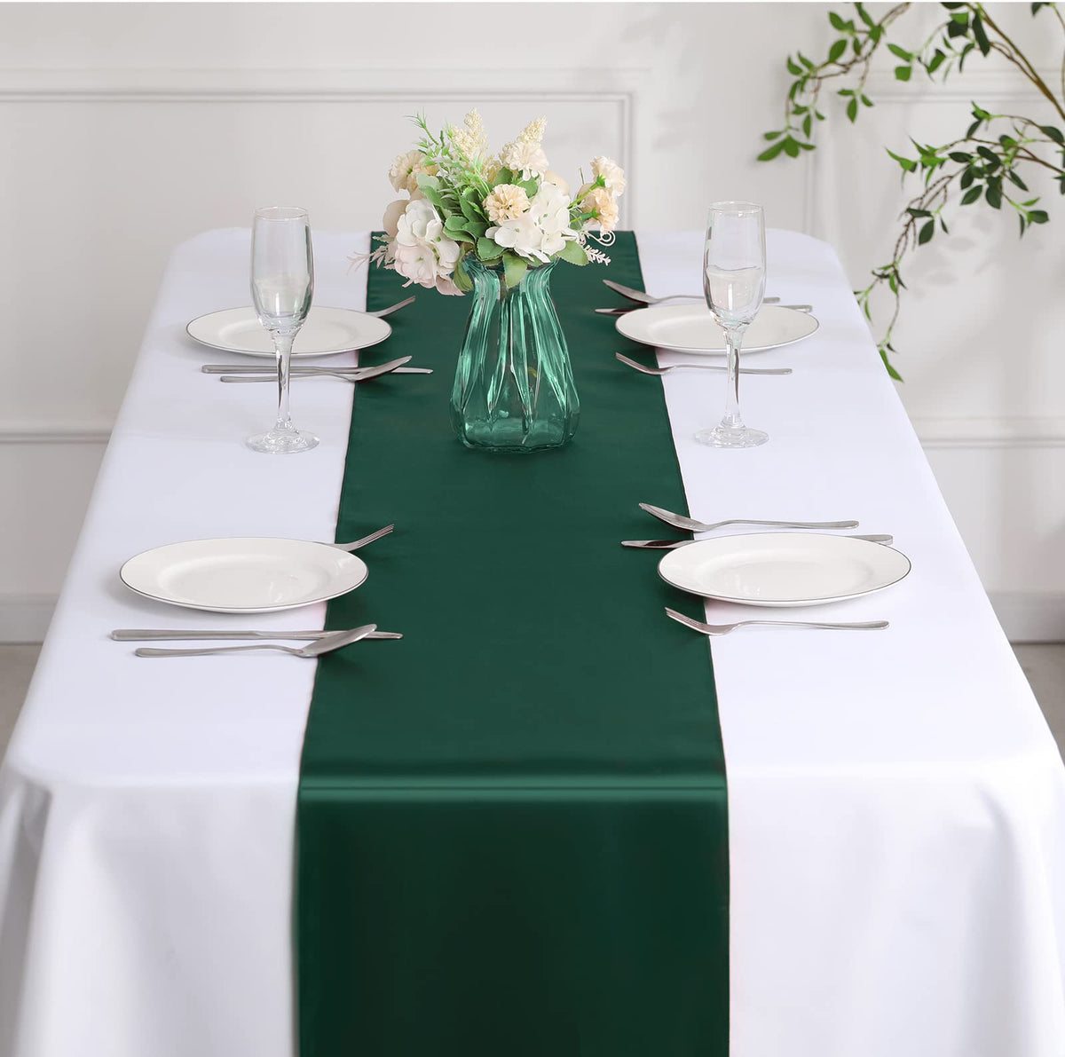 Banquet table decorated with Manyshofu runners for refined ambiance