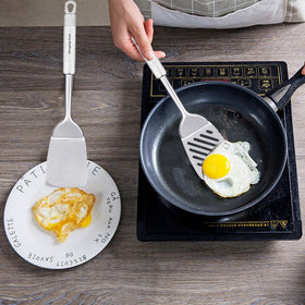 Mapphyton asla-turner handy for turning meats and delicate foods