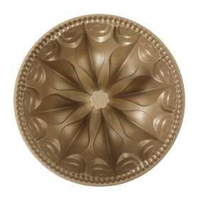 Martha Stewart Dunelle packaging image illustrates a stylish, ready-to-use bakeware gift.
