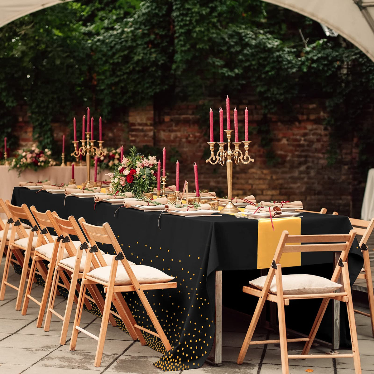 MASHAN disposable tablecloths offer quick cleanup after events.