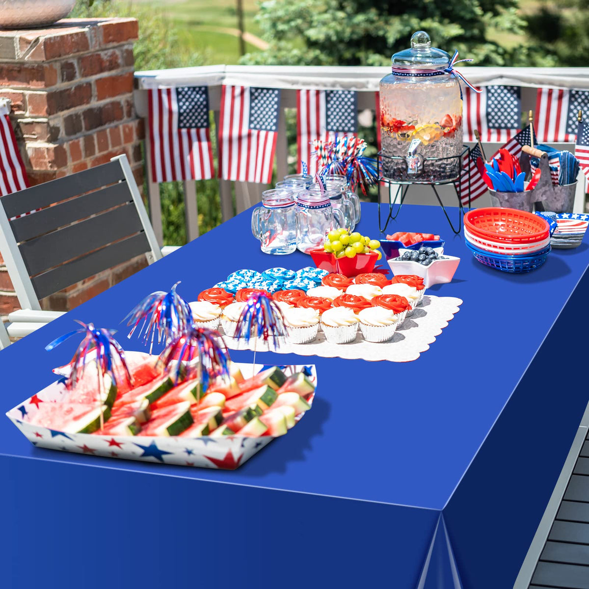 MASHAN blue white red design creates a bold patriotic table setting.