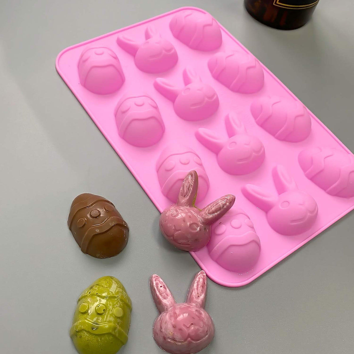 Mauts easy-release egg molds allowing quick demolding of chocolates and cakes.