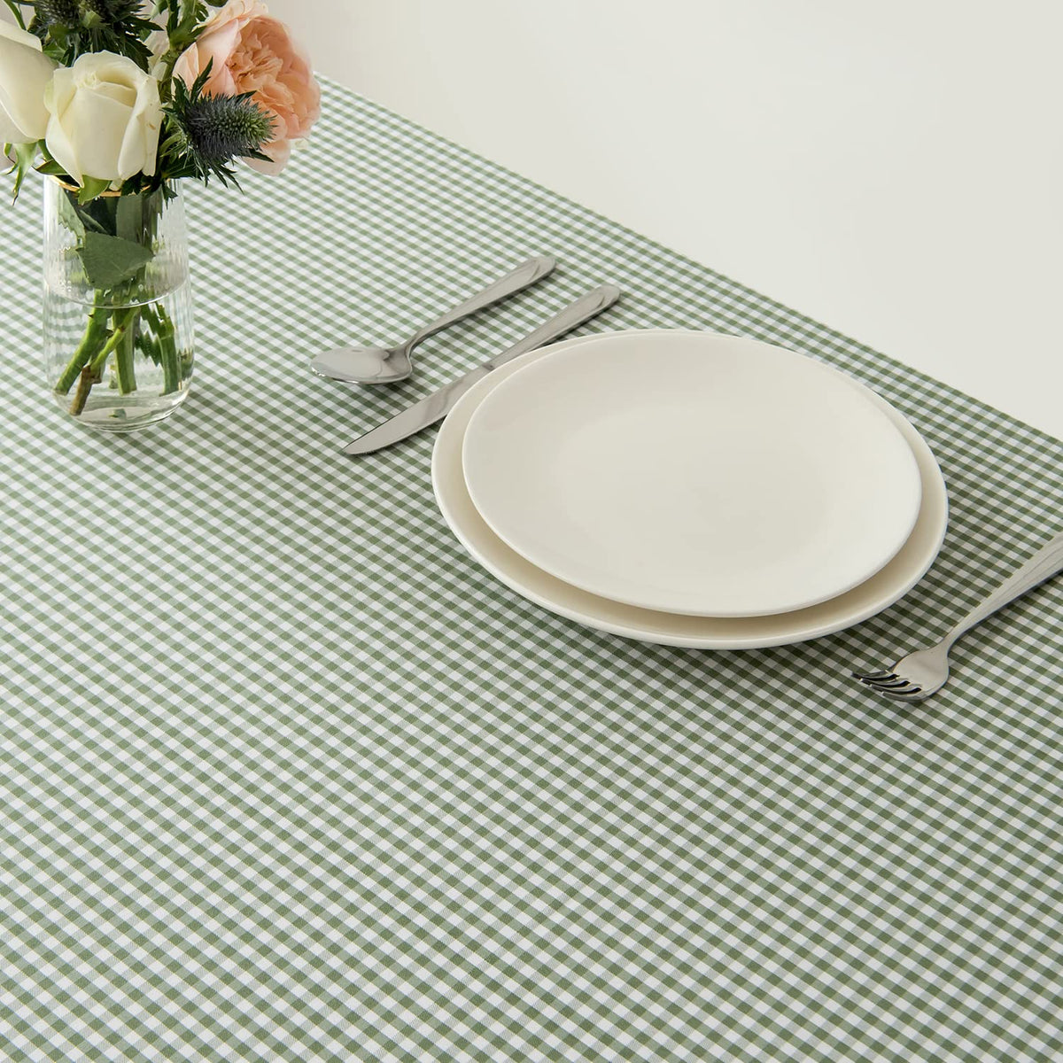 Maxmill heavy-weight polyester jacquard tablecloth provides durable banquet coverage