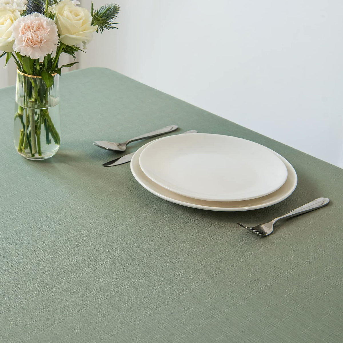 Maxmill spillproof surface beads liquids for quick cleanup after meals.