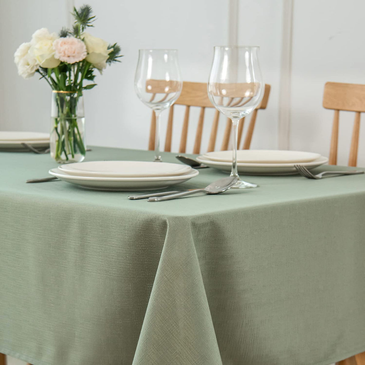 Maxmill tablecloth close-up texture highlights durable polyester jacquard fabric.